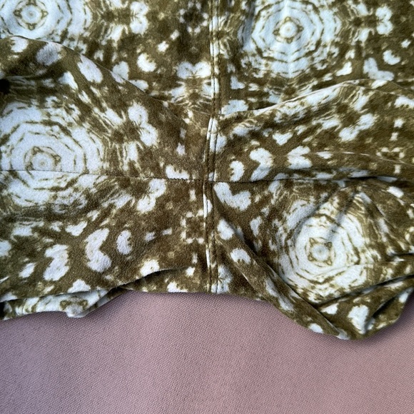 Green Swirl LuLaRoe Tall & Curvy Leggings - Picture 4 of 7